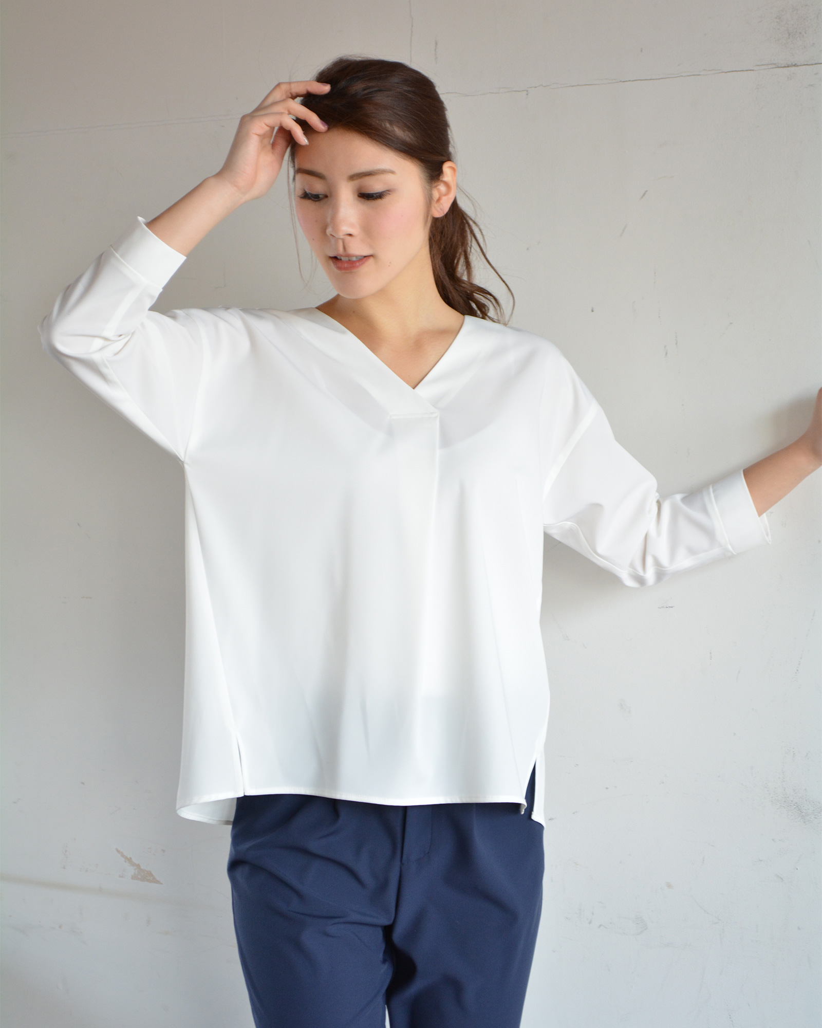 Vネックカットソー